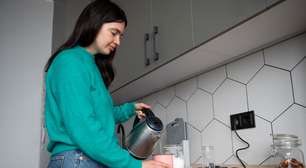 Febre do "Chinamaxxing" está levando muitas pessoas a beber água quente pela manhã: a ciência é clara sobre seus benefícios