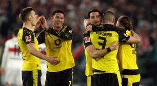 Torcida do Stuttgart ameaça invadir o campo após segundo gol do Dortmund
