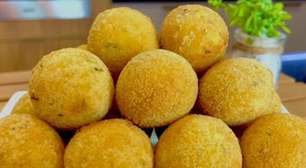 Bolinho com massa de mandioca recheado e crocante por fora, ideal para um petisco ou lanche