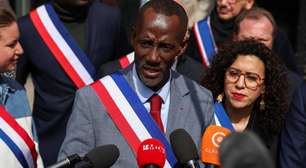 Ataques racistas a prefeito levam milhares a protesto na região de Paris