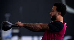 Memphis Depay retorna ao Brasil e dá sequência à recuperação de lesão no CT do Corinthians