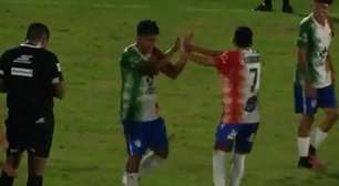 Vídeo: Bizarro! Locutor perde narração de gol por ainda estar comemorando outro