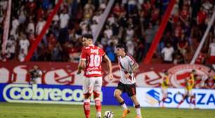Vila Nova vence de virada Atlético-GO e entra na luta pelo acesso