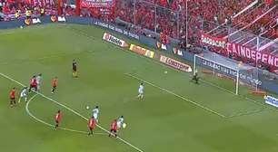 Vídeo: cavadinha dá errado e jogador é zoado por rivais em clássico na Argentina