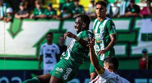 Com um a menos, Vitória arranca empate com a Chapecoense nos acréscimos