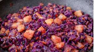 Repolho roxo com maçã agridoce fácil para carnes de porco
