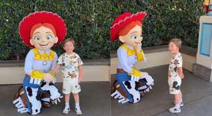 Garoto surdo é surpreendido por personagem da Disney com linguagem de sinais: 'Mágica'