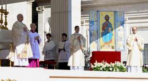 Papa Leão XIV reza missa de Páscoa no Vaticano para milhares de fiéis