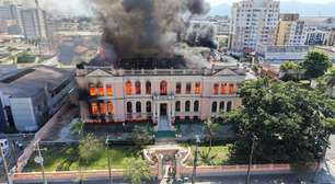 Telhado e assoalho de madeira ajudaram a propagar o fogo, diz bombeiro sobre incêndio de prédio histórico no Paraná