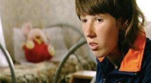 Caso de menina que adotou comportamentos caninos após viver quase 5 anos com cachorros intriga cientistas