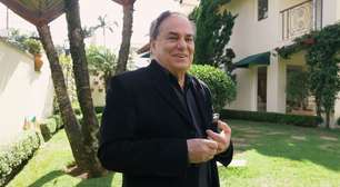 3 mil m² de pura ostentação: Ronnie Von, aos 81 anos, mora em uma mansão de R$ 20 milhões com adega para 4 mil vinhos, quadra de tênis e até criação de galinhas. Fotos!