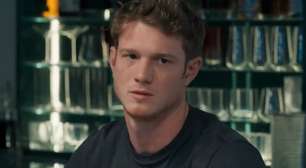 Três Graças: Ferette tenta atropelar Vivi, mas erra e se desespera