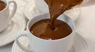 Chocolate quente cremoso delicioso e muito econômico, feito com ingredientes simples