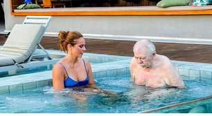 Paolla Oliveira surge com o pai diagnosticado com doença degenerativa e detalhe no corpo da atriz assusta fãs: 'Me explica?'