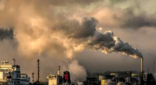 Futuro deveria ser de painéis solares e carros elétricos: fechamento do Estreito de Ormuz nos fez voltar ao carvão