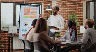 Profissionais negros ocupam menos cargos de gestão mesmo com mais qualificação