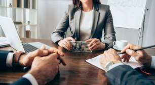 Câmbio: Dólar recua com apetite por moedas emergentes e petróleo