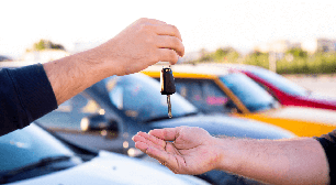 PcD e idosos podem fugir do preço cheio: descubra os atalhos legais para pagar menos no 0 km