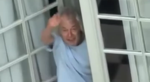 Angus Young (AC/DC) é pego fumando e tem a melhor reação