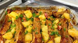 Costelinha de porco assada com batatas no forno, que fica desmanchando e super saborosa