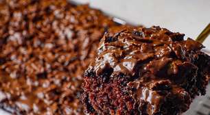 Bolo de chocolate crocante com uma cobertura irresistível, que vai surpreender todo mundo
