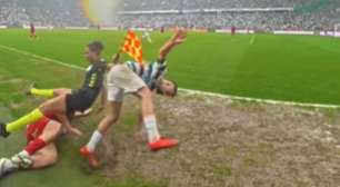 Bandeirinha é derrubada por jogadores em jogo na Turquia e não recebe ajuda para levantar