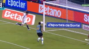 Jogador do Remo perde gol inacreditável contra o Grêmio; assista ao lance