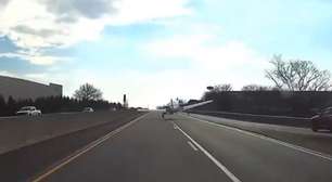 Avião faz pouso de emergência em meio a carros em rodovia interestadual nos EUA