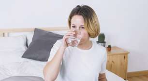 Médica explica por que você não deve beber água gelada ao acordar; entenda