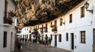 Debaixo de milhões de toneladas de pedra: a cidade que usou uma fenda natural para construir casas onde o céu é de rocha maciça