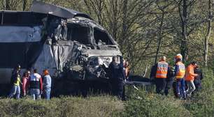 Colisão entre trem-bala francês e caminhão militar deixa um morto e vários feridos