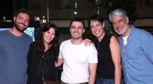 Aparição rara! William Bonner reúne parte da família em noite de teatro e look bem distante do 'Jornal Nacional' rouba a cena. Fotos!