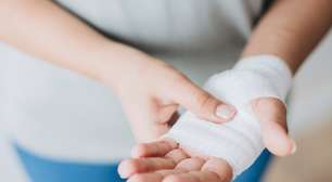 Álcool e algodão no corte? Especialistas alertam para erros que prejudicam a pele