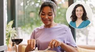 Júlia Farré, nutricionista, sobre comer rápido: "Diminua o ritmo, coma sem telas e deixe os talheres sobre a mesa entre uma garfada e outra"