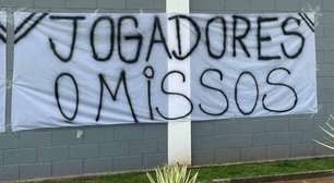 Torcida do Corinthians faz novo protesto em frente ao CT: "Elenco vagabundo"