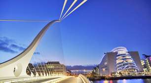 Com seu pilar de 48 metros em formato de harpa celta e rotativa, a ponte de Dublin de 2009 tornou-se o maior símbolo da música e da engenharia