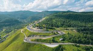 Rodovia na Rússia percorre 11.000 km entre o mar e a Sibéria; a Trans-Siberiana é o maior eixo asfáltico que atravessa sete fusos horários