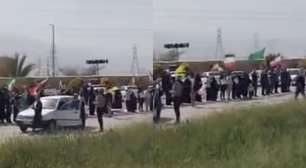 Iranianos cercam usina em corrente humana para proteger país de ataque dos EUA