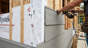 Como essa casa combina estética moderna e proteção com siding cimentício sobre membrana