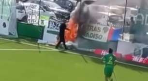Vídeo: jogador vira "bombeiro" e apaga incêndio durante jogo da 3ª divisão suíça