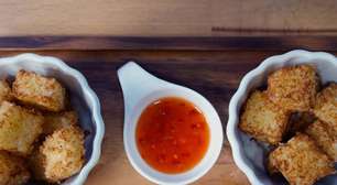 Dadinho de tapioca com mussarela, que fica super crocante por fora e bem macio por dentro