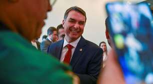 Depois de 'politicamente acabados', Bolsonaros voltam à cena com 'candidatura forte' de Flávio, diz FT