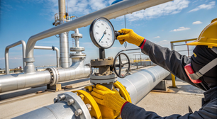 Como o escoamento multifásico afeta pressão, fluxo e desempenho das tubulações