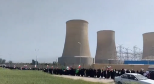 Iranianos formam corrente humana para proteger usina após ameaça de ataque dos EUA