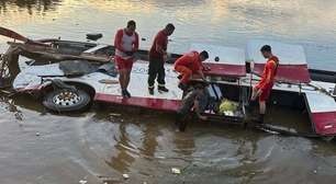 Após colisão com carros, ônibus sai da pista, cai em açude e deixa dois mortos e 14 feridos no MA