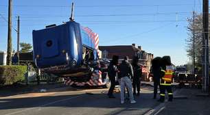 França: colisão entre trem de alta velocidade e caminhão mata maquinista e deixa 27 feridos