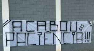 Torcida do Corinthians faz novo protesto: 'Elenco vagabundo'