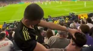 Vídeo: torcedor corta o cabelo na arquibancada durante jogo da Champions