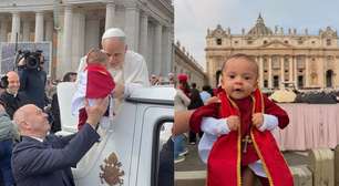 Fofura! Bebê brasileiro vestido de papa recebe a benção de Leão XIV