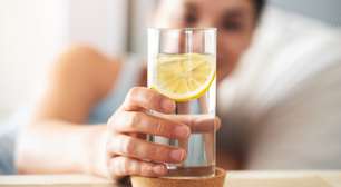 Os benefícios reais de beber água e limão pela manhã, segundo os nutricionistas
